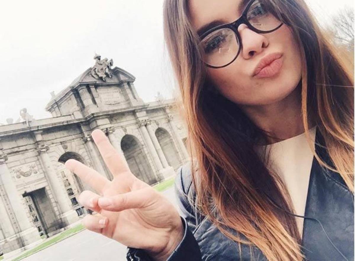 Giulia Charm celebró el Día Internacional del Beso, mandando uno delante de la Puerta de Alcalá