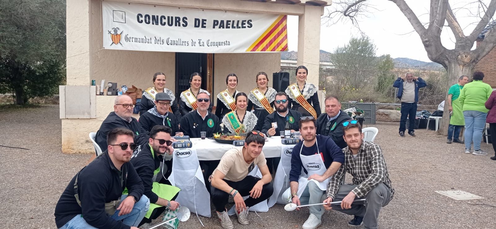 Los miembros del jurado con los ganadores a la mejor paella.