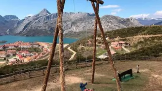 Ocho metros de altura y coronando un mirador: el columpio más grande de España (para niños y no tan niños) está en León
