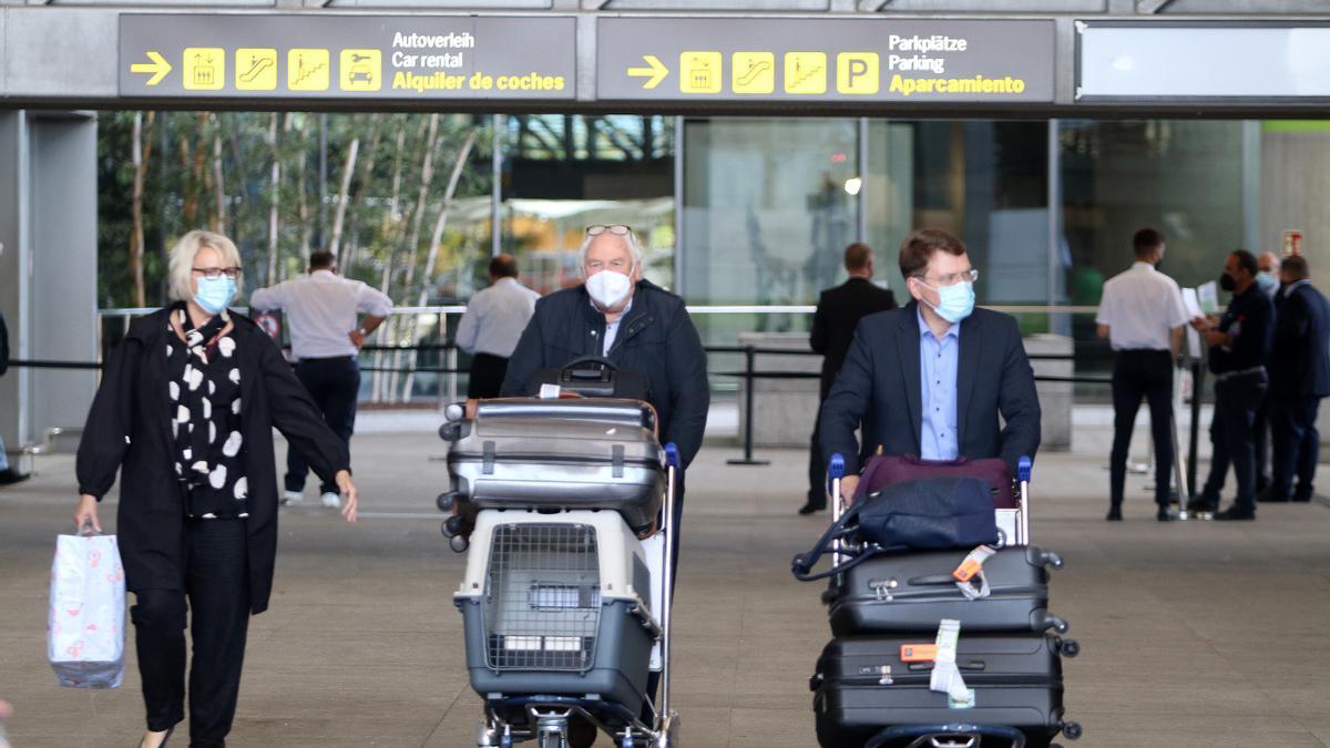 Turistas llegan al aeropuerto de Málaga