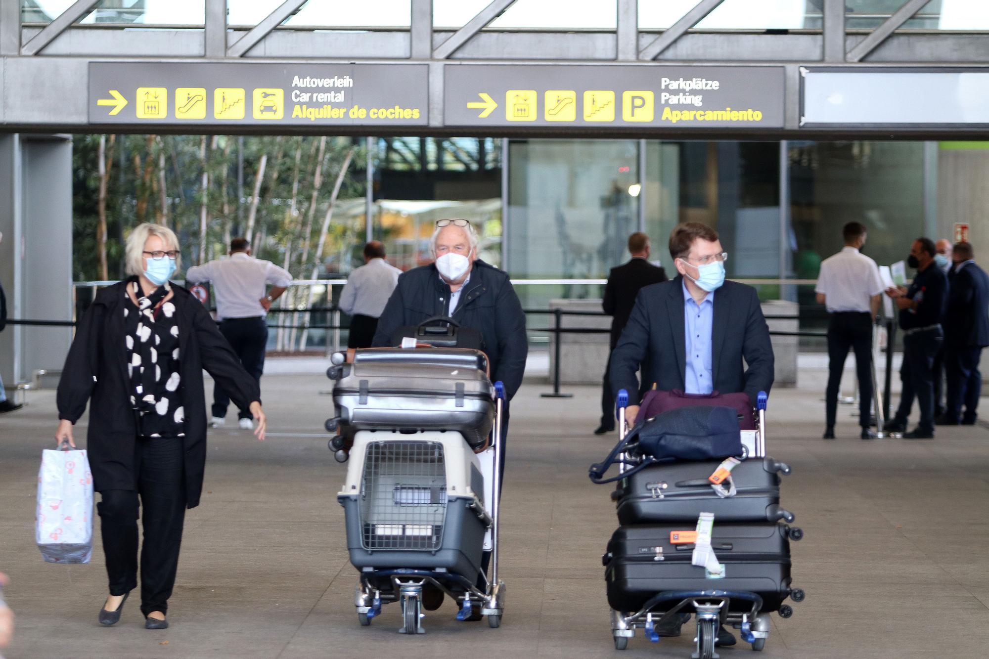 Turistas llegan al aeropuerto de Málaga el lunes 24 de mayo, tras relajarse las restricciones