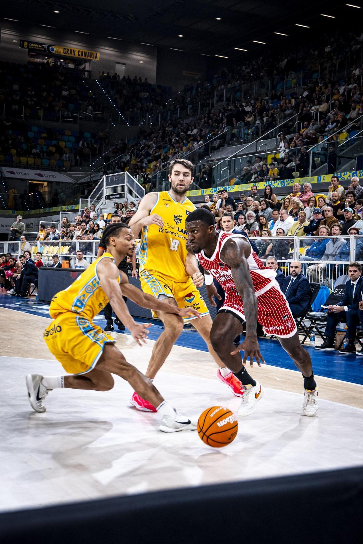 Dylan Ennis entra a canasta en el Gran Canaria-UCAM Murcia