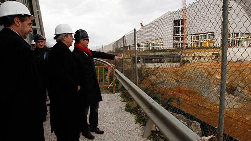 El presidente de la Xunta y varios conselleiros visitan la Cidade da Cultura, en diciembre pasado. / la opinión