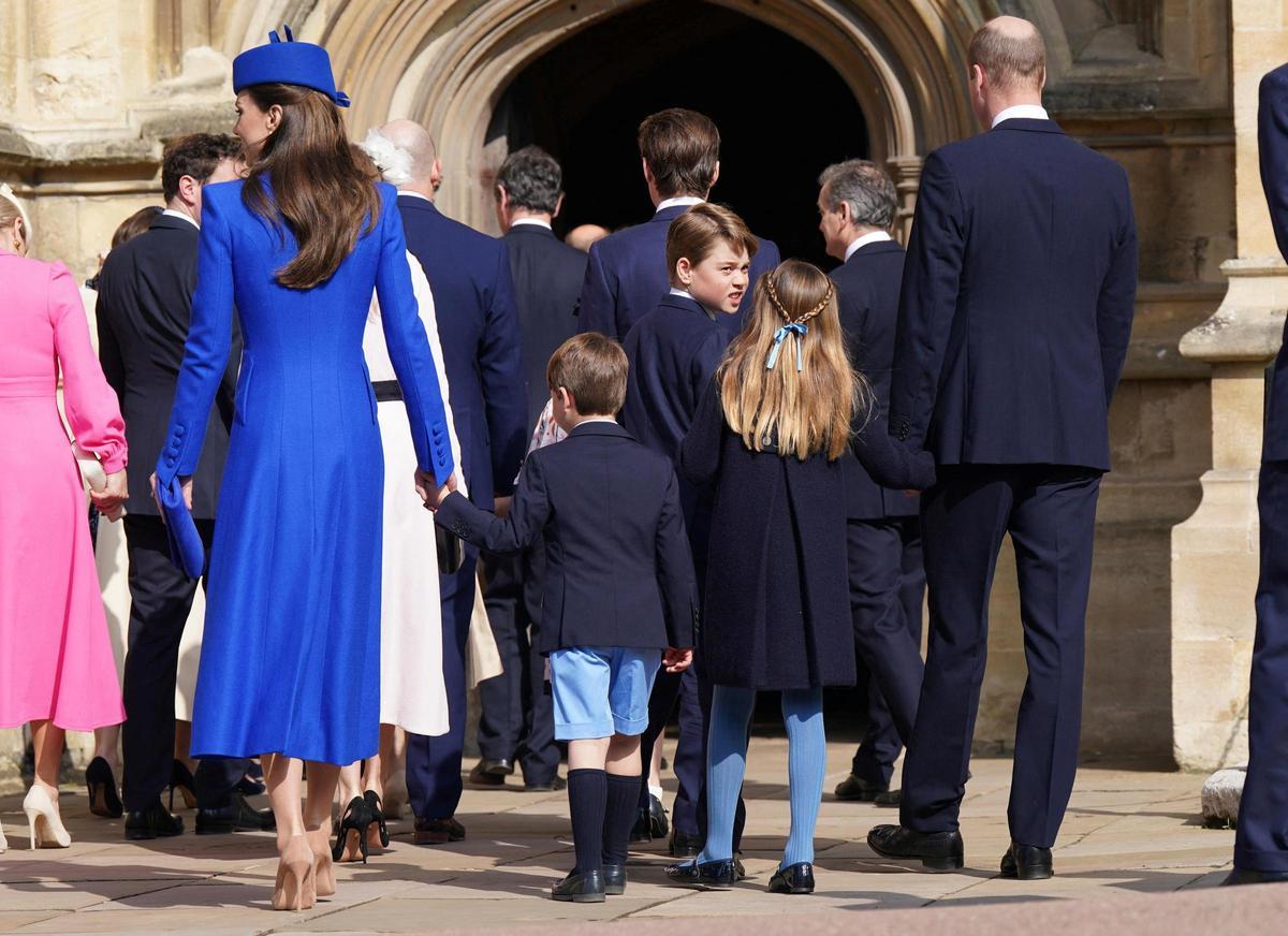 La familia real británica celebra la misa de Pascua en Windsor. Los príncipes de Gales y sus hijos entran en la capilla de San Jorge.