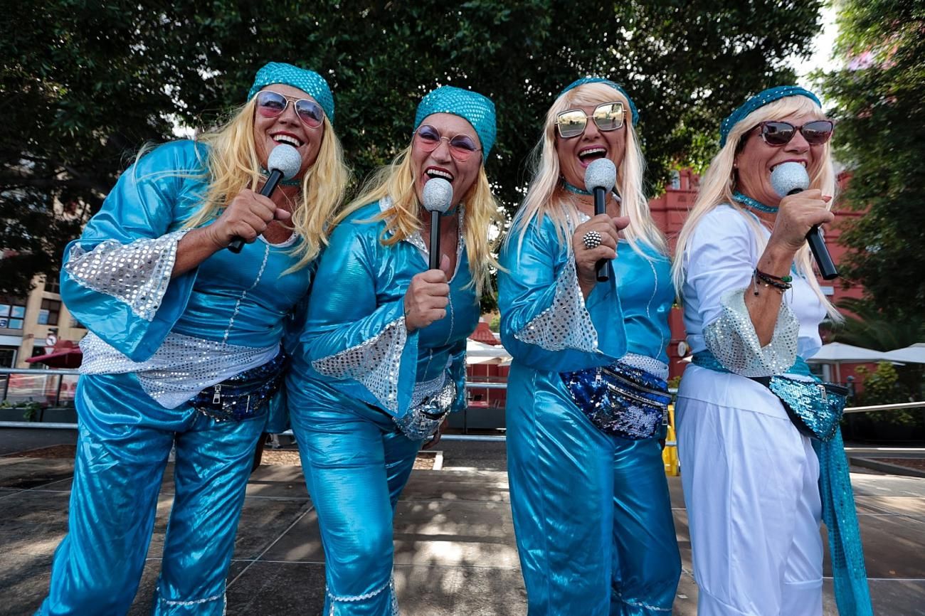 Intento de récord Guinness en Santa Cruz de Tenerife de gente vestida como ABBA