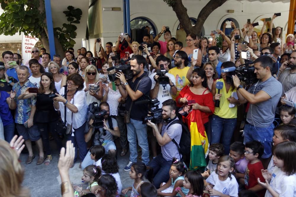 La cantante Gloria Gaynor visita el colegio público Luis Vives de Valencia