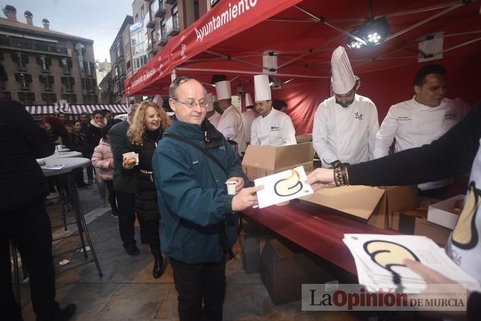 Degustación de monas y chocolate en la Plaza del Romea