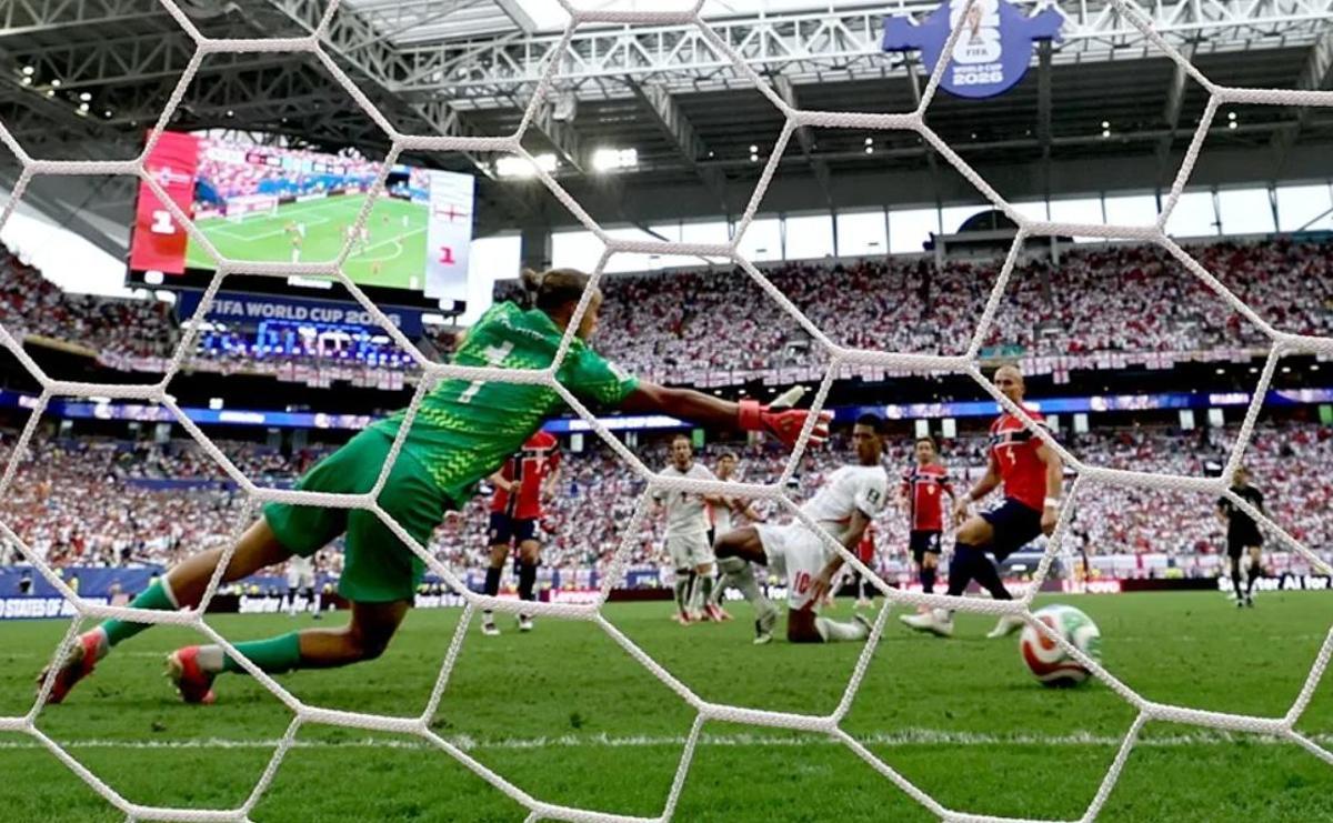 Nyland, después de un primer rechazo erróneo, no pudo ya detener el segundo gol del '10' de Inglaterra
