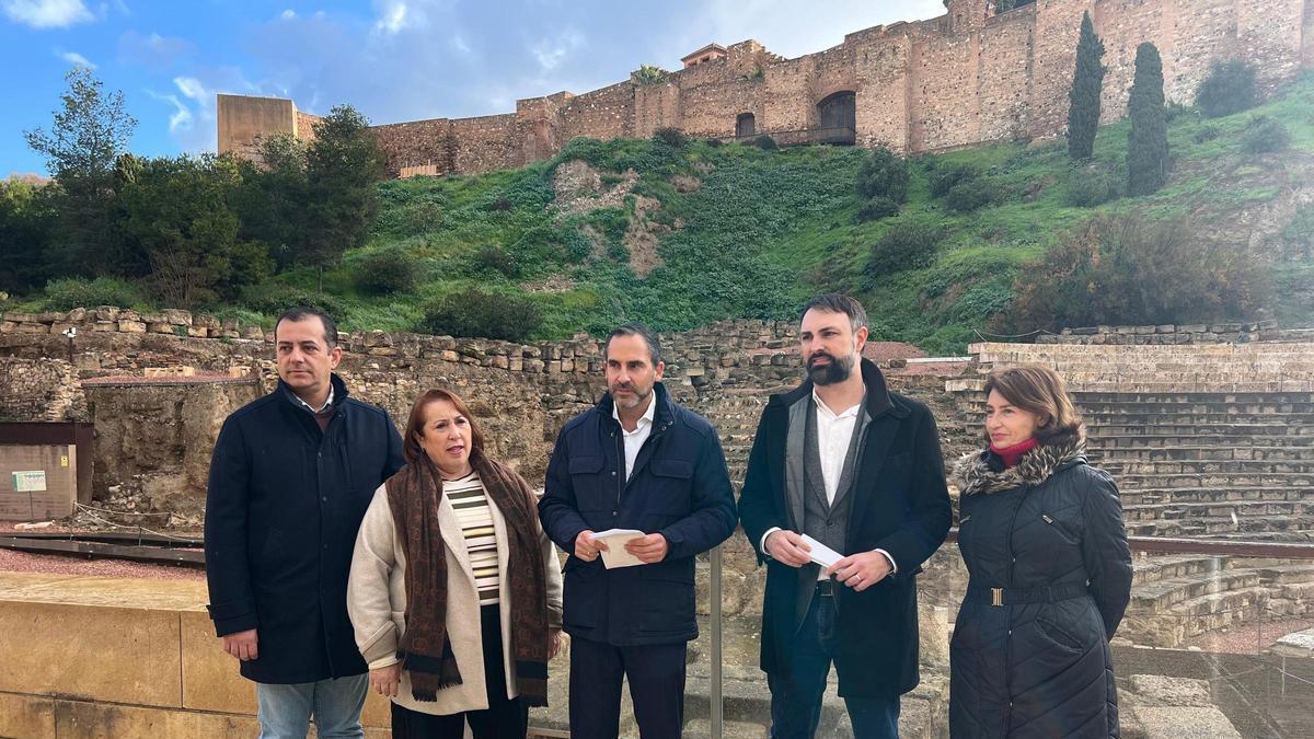 La comitiva del Grupo Municipal Socialista en el entorno de La Alcazaba.