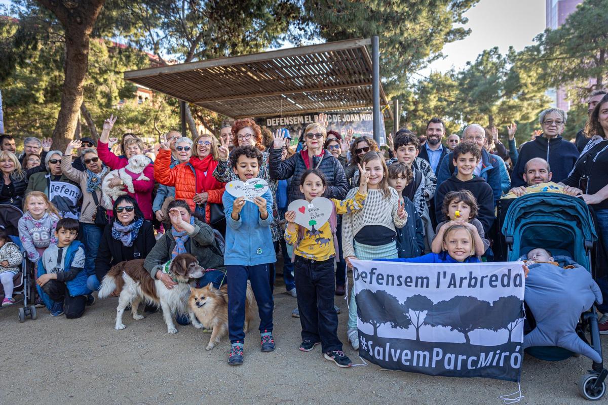 Los vecinos del parque Joan Miró vuelven a pedir que se mantenga la arboleda