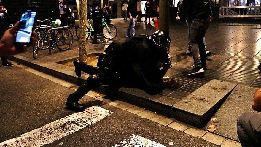 Un mosso porta a terme una detenció a Barcelona.