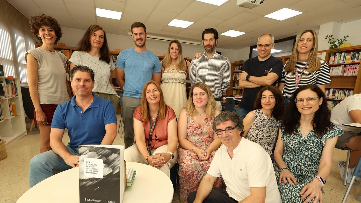 Autores de la nueva publicación, esta mañana en el CIFP A Xunqueira.
