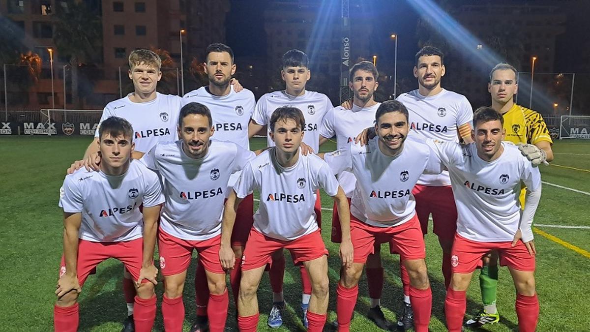 Equipo inicial de la UE Tavernes en Alboraia, en esta ocasión vestido de blanco