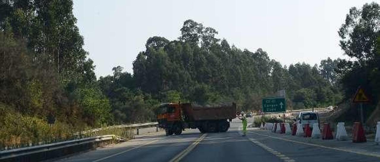 Salida de un camión en el tramo en obras del corredor. // G.N.