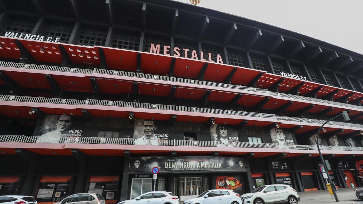 Una imagen del balcón de las Leyendas del Valencia CF en la fachada principal de Mestalla