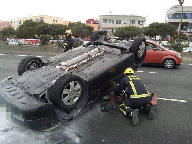 Un herido leve en el vuelco de un automóvil en Telde