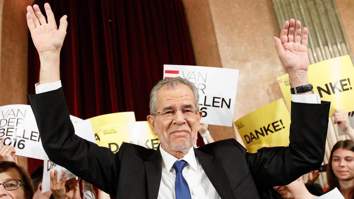 El futuro presidente austriaco, el ecologista Alexander Van der Bellen celebra su victoria.