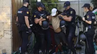 La Policía Nacional desaloja a los estudiantes encadenados en el rectorado de la UIB en defensa de Palestina