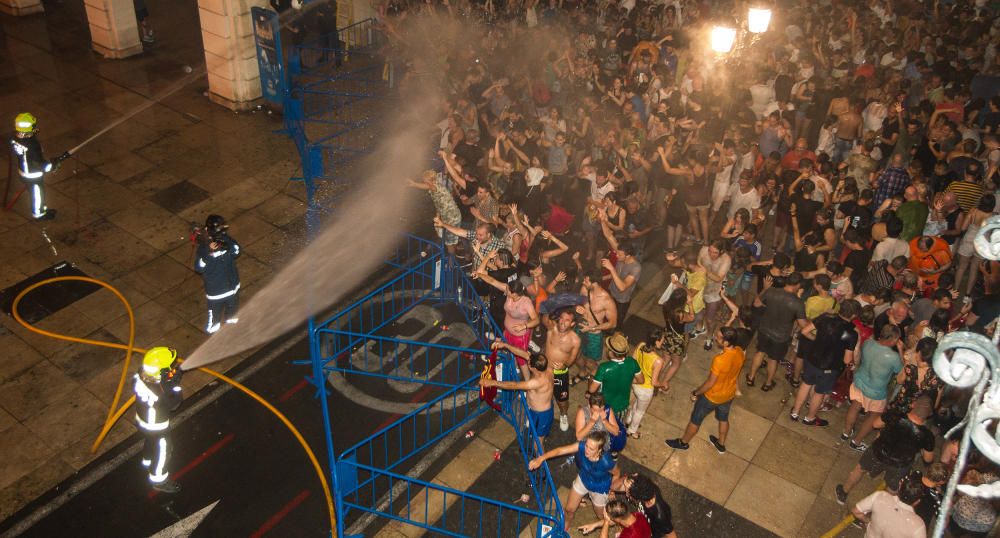 Alicante se rinde al fuego en su noche grande con la Cremà.