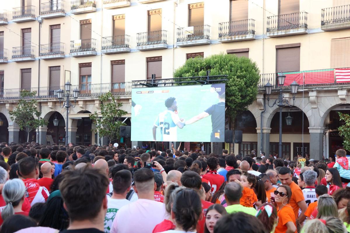 Las calles y bares de Zamora repletos para ver la final por el ascenso a Segunda