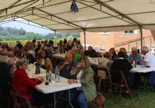 Más de 120 veciños de Viós comen, xogan, cantan e bailan na súa festa