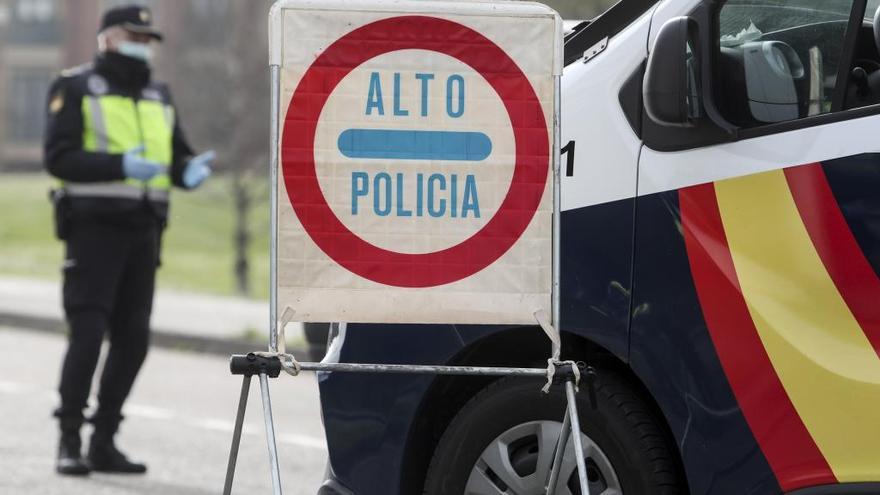 Un control de la Policía Nacional en La Guía