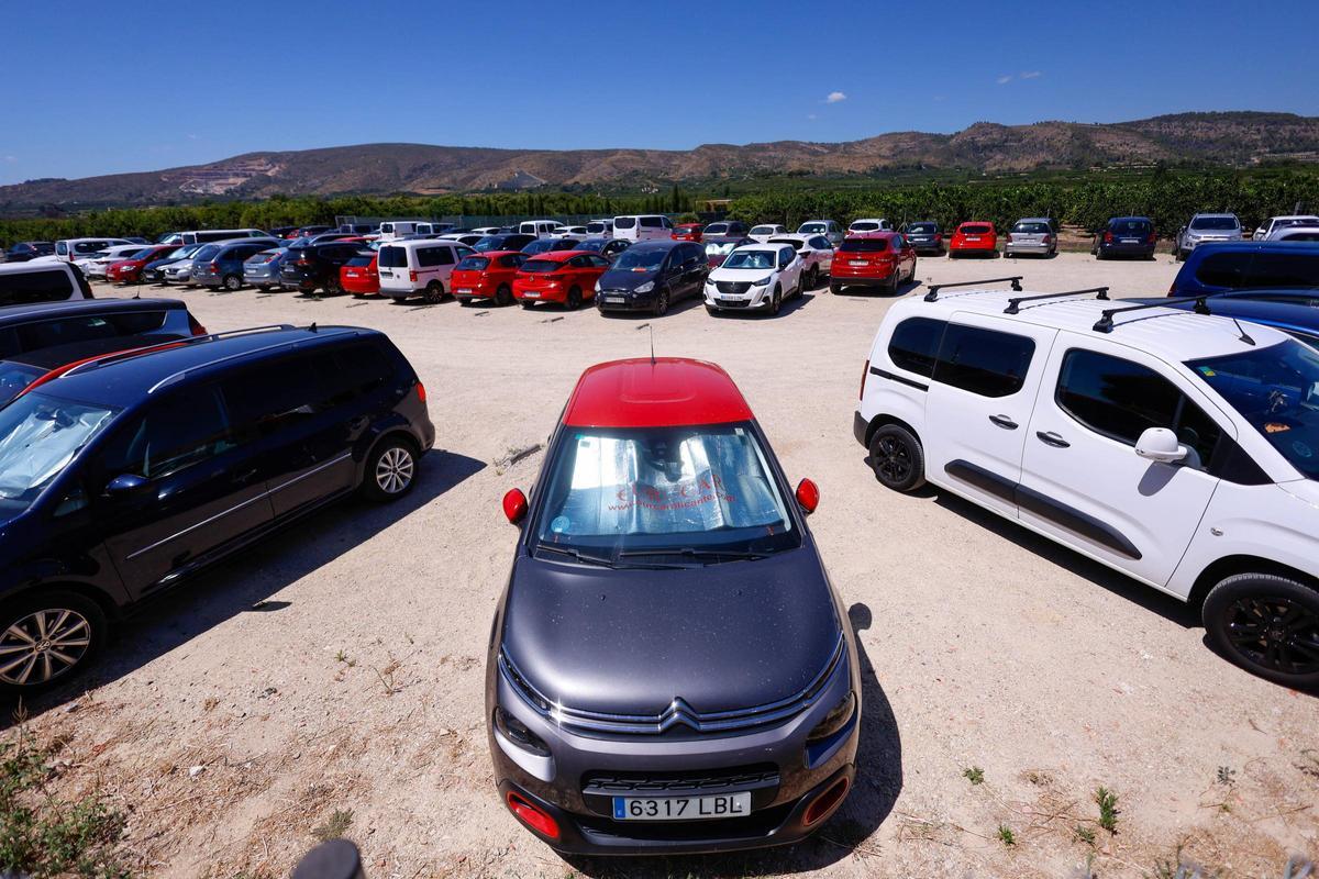 Una de las zonas de estacionamiento de pago habilitadas por el ayuntamiento el pasado verano, repleta de turismos.