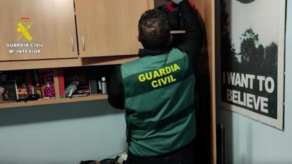 Dos detenidos en Sevilla por grabar a sus amigas con una cámara espía y subirlas a canales sexuales.