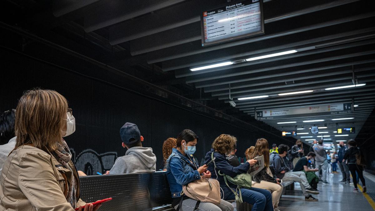 Una mujer mira un panel en el que se informa de retrasos en los trenes de Rodalies en la estación de El Clot de Barcelona, en mayo pasado.