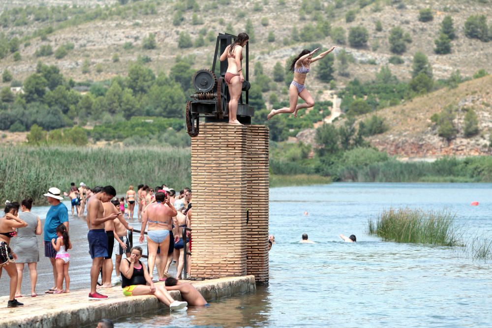 Los bañistas acuden al Assut d'Antella aunque el baño está prohibido