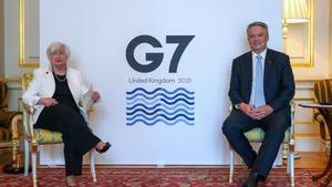 La secretaria del Tesoro de EEUU, Yanet Yellen, y el secretario general de la OCDE, Mathias Cormann, en el marco de la reunión de ministros de Finanzas del G-7 en Londres el 5 de junio.
