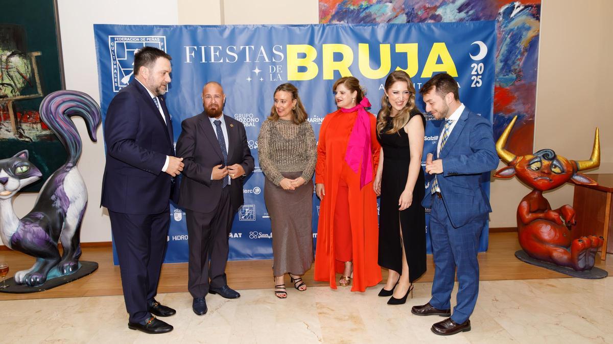 La alcaldesa de Alcantarilla, Paqui Terol, con la consejera de Política Social, Familias e Igualdad, Conchita Ruiz, la Madrina Brujera, Miriam Ramal, el Brujo 2025, Alberto Briones y el presidente de la Federación de Peñas, Juan Muñoz, en la elección del Brujo del Año