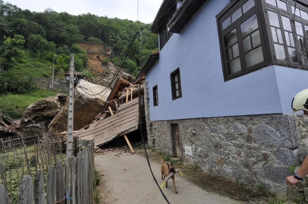 Un argayo obliga a desalojar un pueblo en Lena