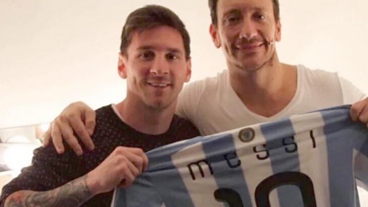 Leo Messi le regaló una camiseta a su amigo Nico Vázquez