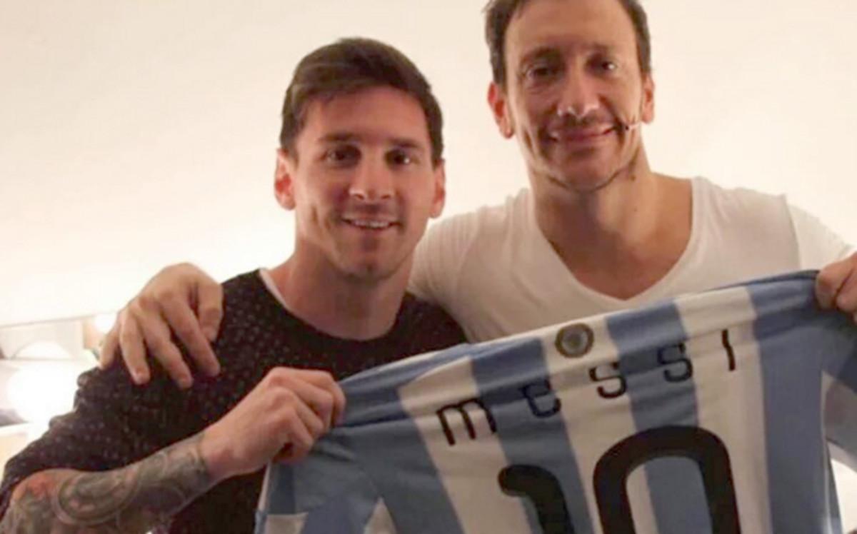 Leo Messi le regaló una camiseta a su amigo Nico Vázquez
