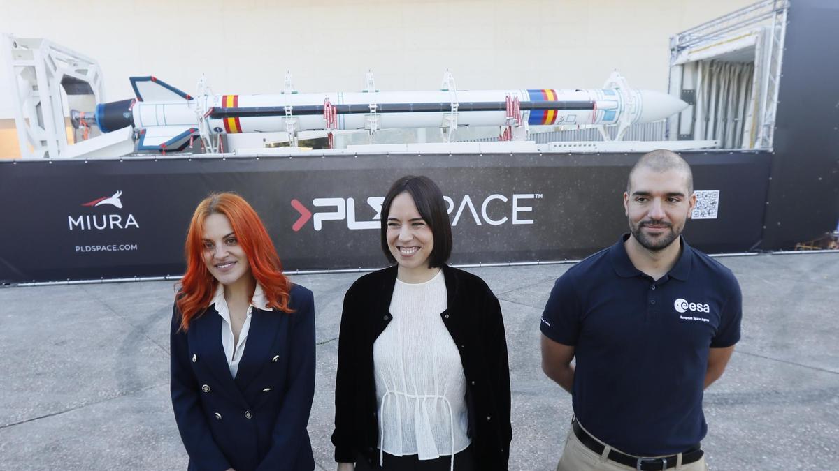 La ministra de Ciencia en la cumbre espacial de Sevilla, con los astronautas españoles Pablo Álvarez y Sara García.