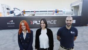 La ministra de Ciencia en la cumbre espacial de Sevilla, con los astronautas españoles Pablo Álvarez y Sara García.