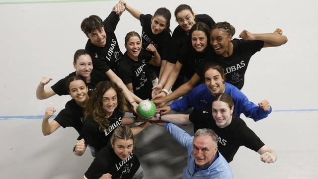 Por la izquierda y de abajo hacia arriba, Marta da Silva, Carmen García-Calvo, Jimena Merino, Lucía Méndez, Raquel Álvarez, Camila Méndez, Elsa Martín, Begoña Otero, Aida Fernández, Lisa Chiagozie, Celia Rojo, Teresa Rodríguez y Manolo Díaz, en la pista del Florida Arena.  | LUISMA MURIAS
