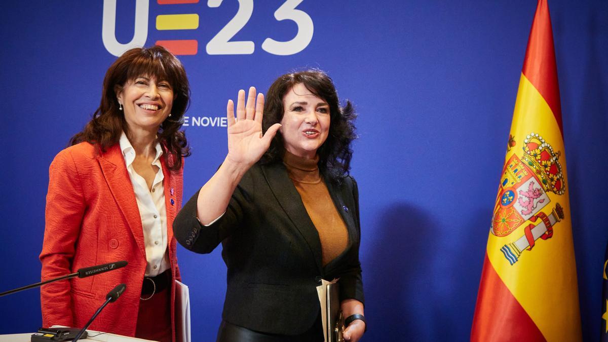 La comisaria europea de Igualdad, Helena Dalli, y la ministra de Igualdad, Ana Redondo.