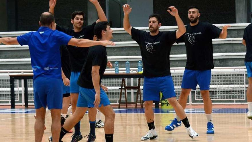 Varios jugadores del Teucro en un entrenamiento en el Pabellón Municipal. // Rafa Vázquez