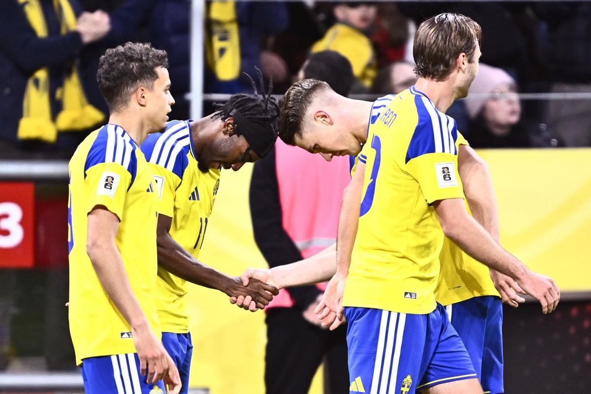 Anthony Elanga celebra con Viktor Gyökeres