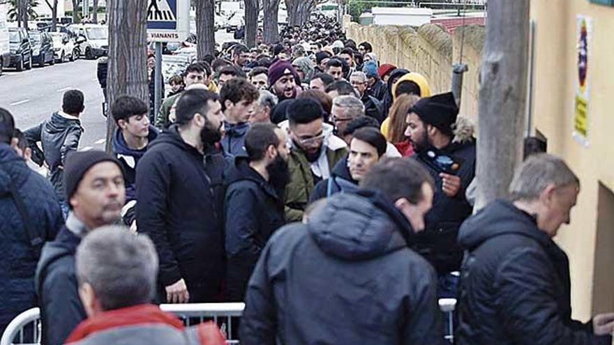 Aglomeración de personas en la calle de entrada al estadio municipal.