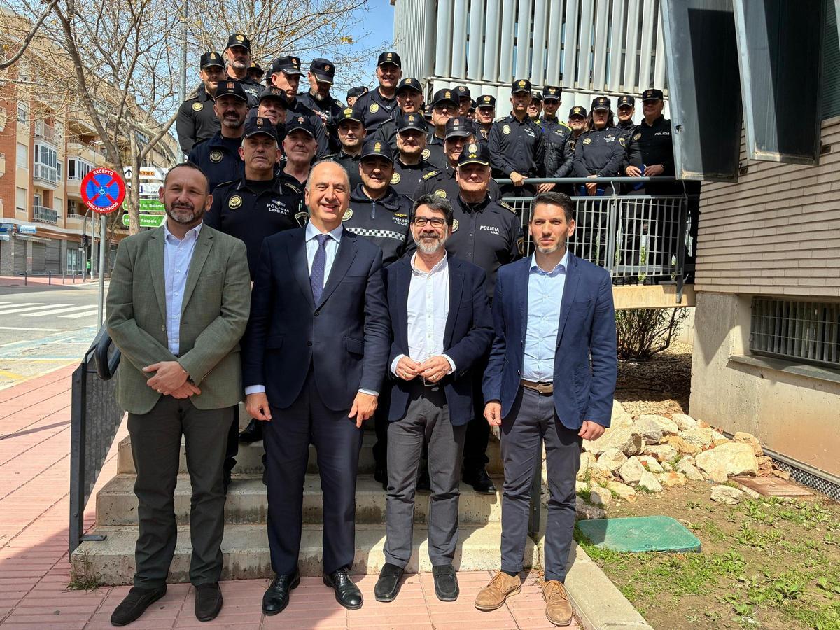 El conseller, con mandos policiales en San Vicente, junto al alcalde