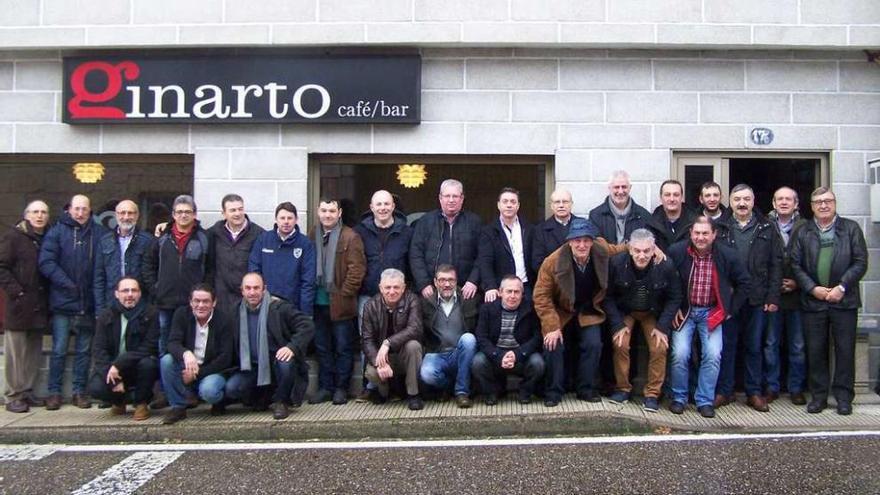 Exjugadores y exdirectivos del Campo Lameiro, celebraron su comida anual antes del encuentro. // FdV