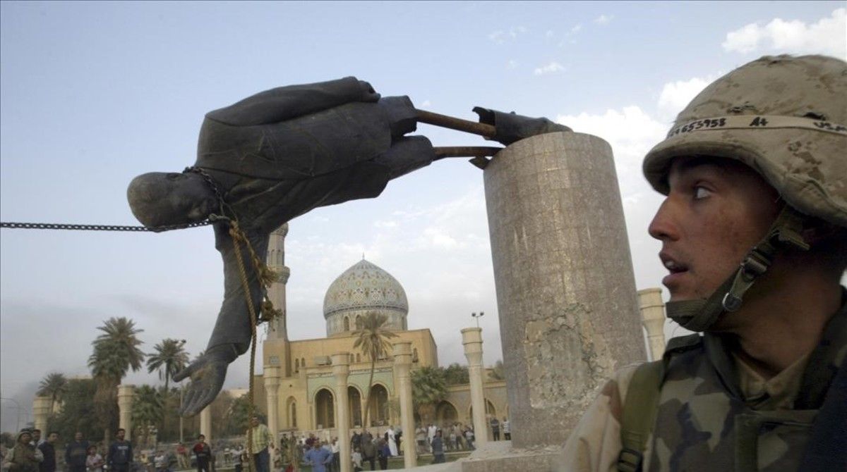 El marine Kirk Dalrymple mira como cae la estatua de Sadam Husein el día de la caída de Bagdad.
