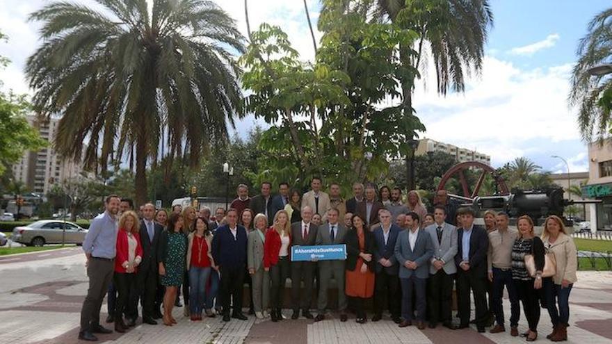 Foto de familia popular para escenificar la unión del equipo de campaña del 26-J.