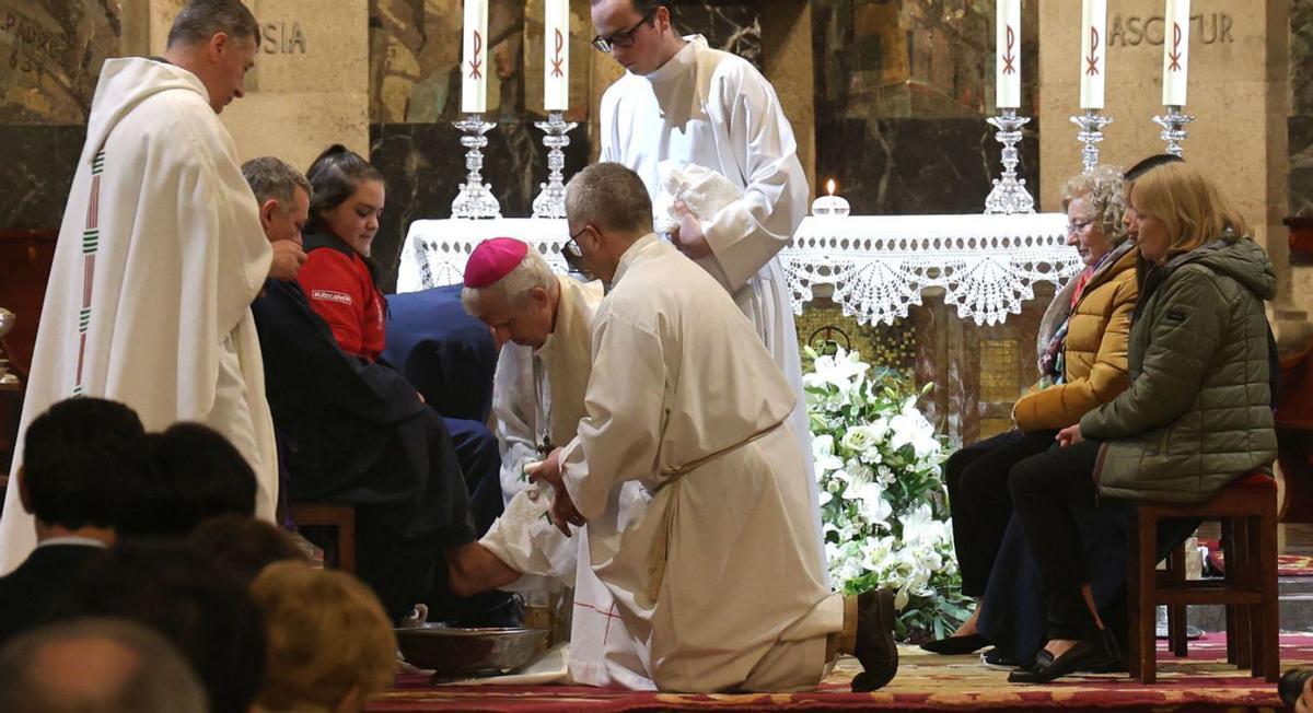 El obispo Luis Quinteiro Fiuza recreó el lavatorio de pies en la concatedral de Santa María.   | //  JOSÉ LORES