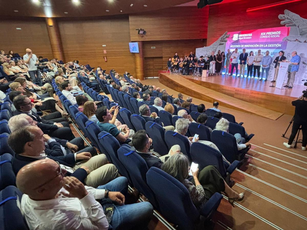 La gala de los XIX Premios Consejo Social de la UMH de Elche se celebraba este jueves al mediodía en el edificio Rectorado