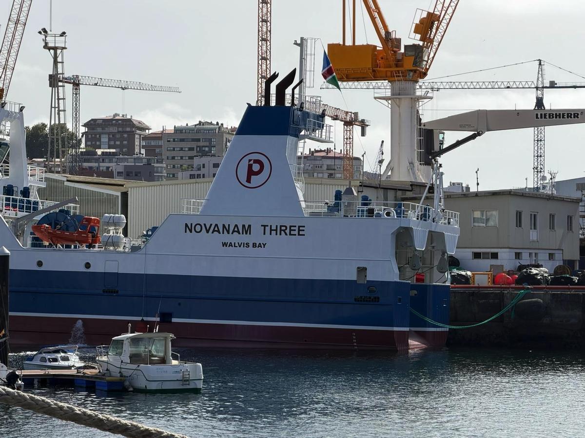 El «Novanam Tres», con la bandera de Namibia ondeando en popa.