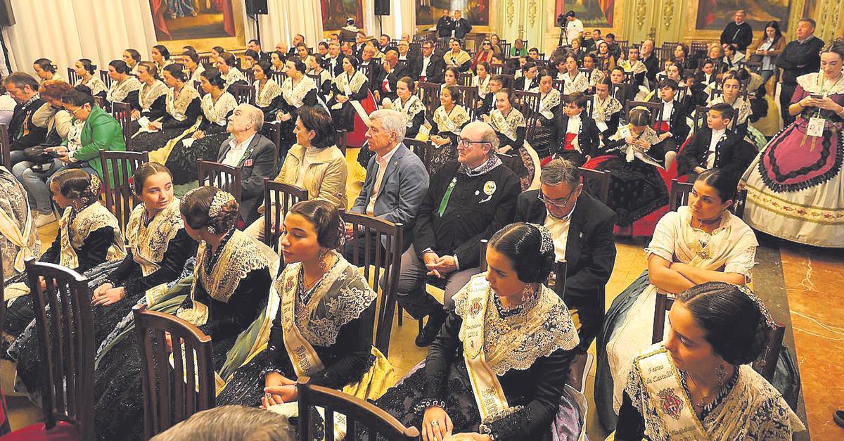 Madrinas, presidentes y miembros d ela junta de la Real Cofradía han asistido al acto de este miércoles.